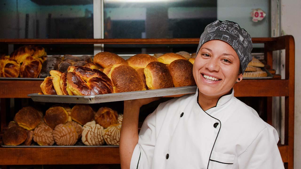 Negócios que geram renda. Mulher com bandeja de pães