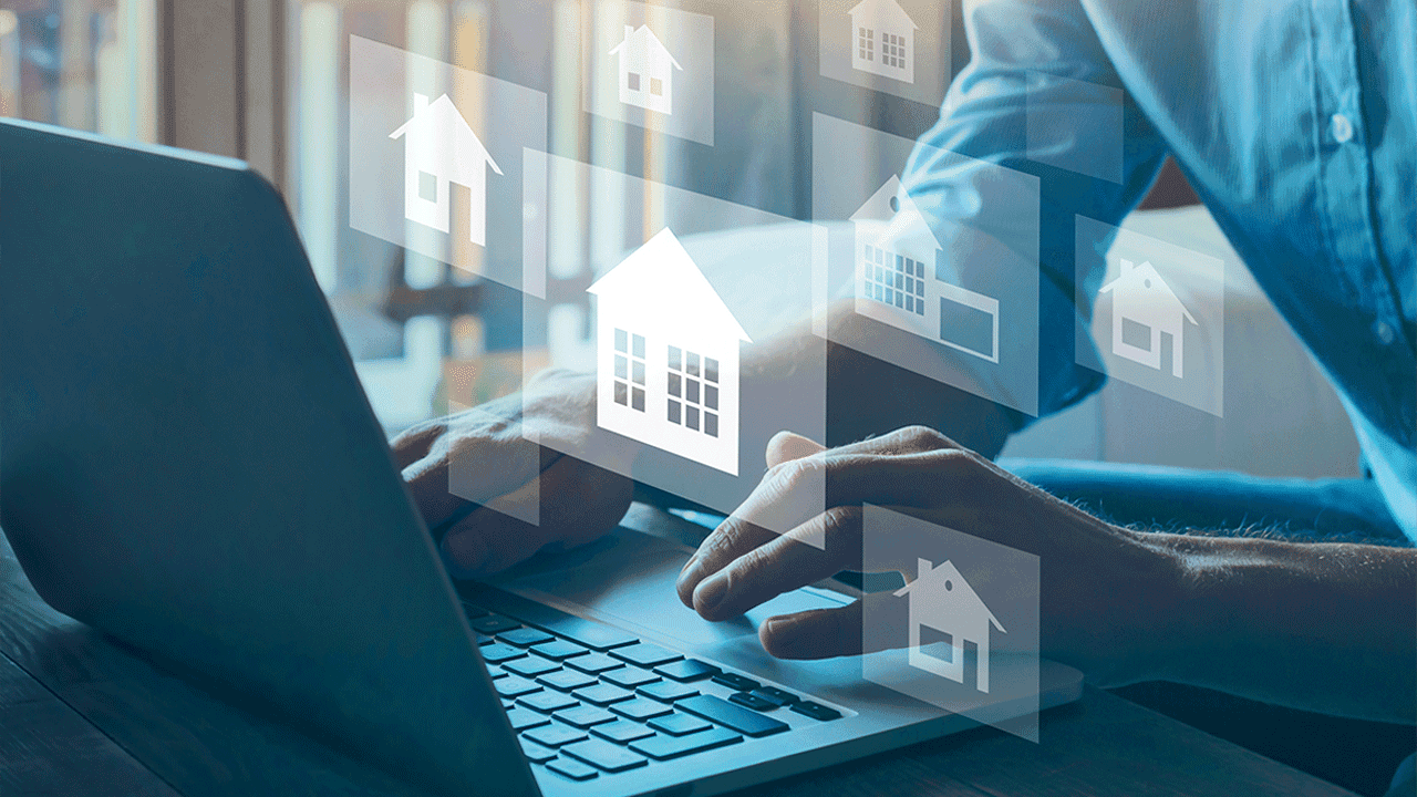 Homem pesquisa investimentos imobiliários, representados por ícones em formato de casas