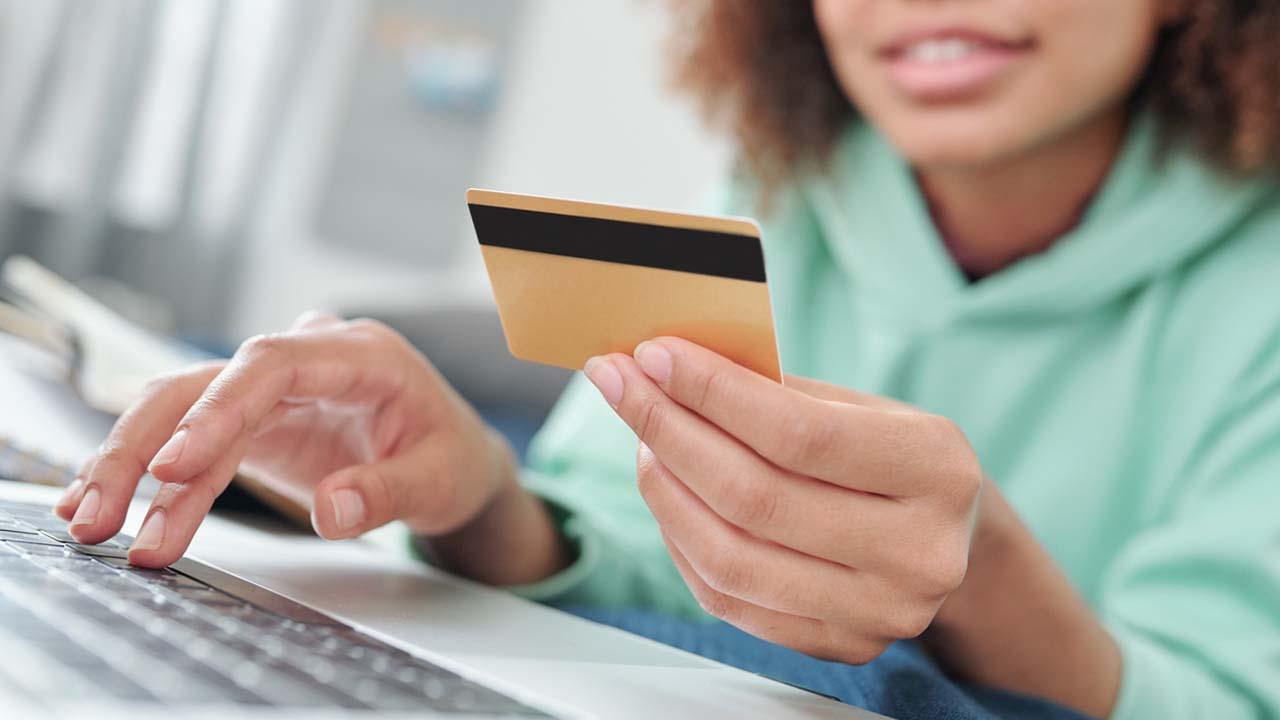 Como usar o 13º salário para sair das dívidas e proteger as finanças