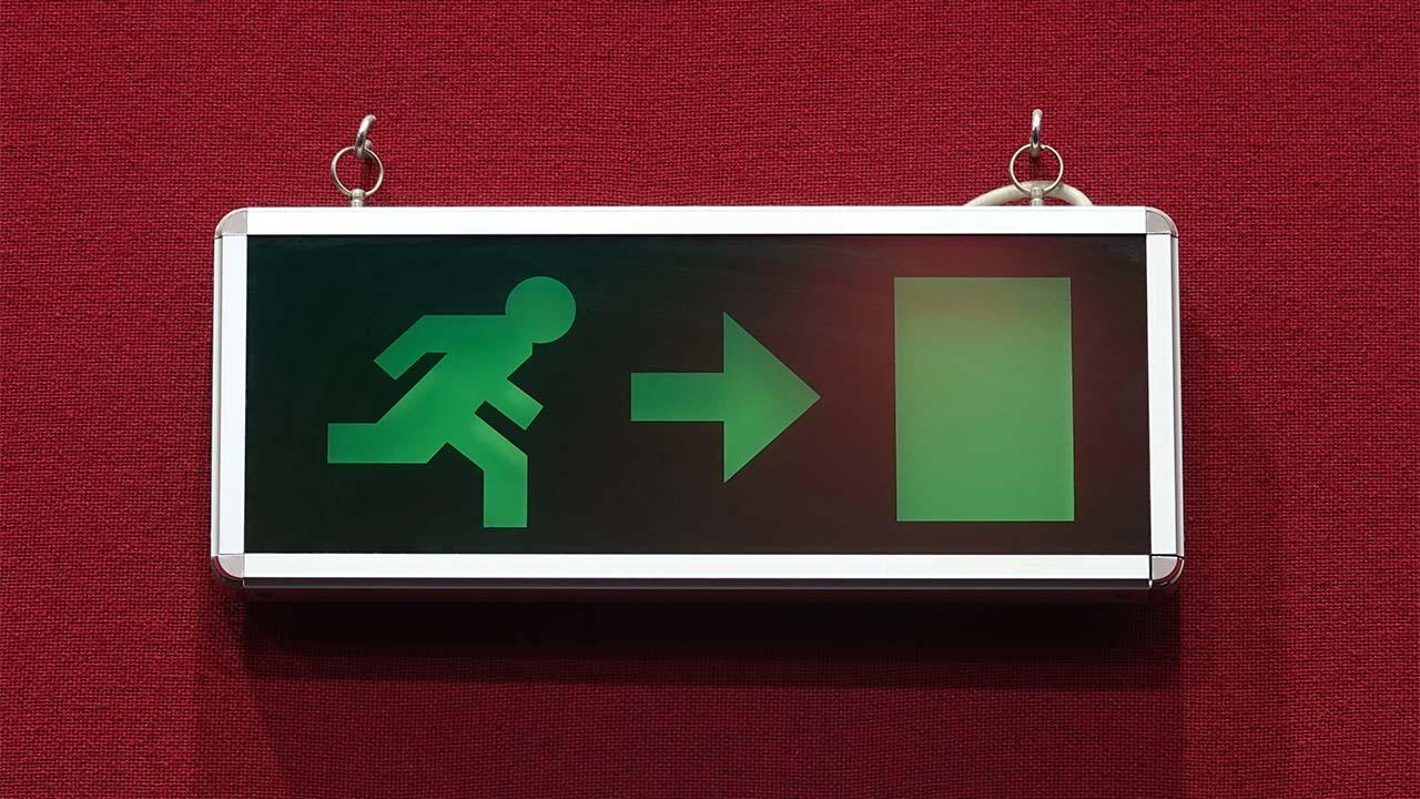 ilustração indicando saída; como sair das dívidas e retomar o equilíbrio financeiro