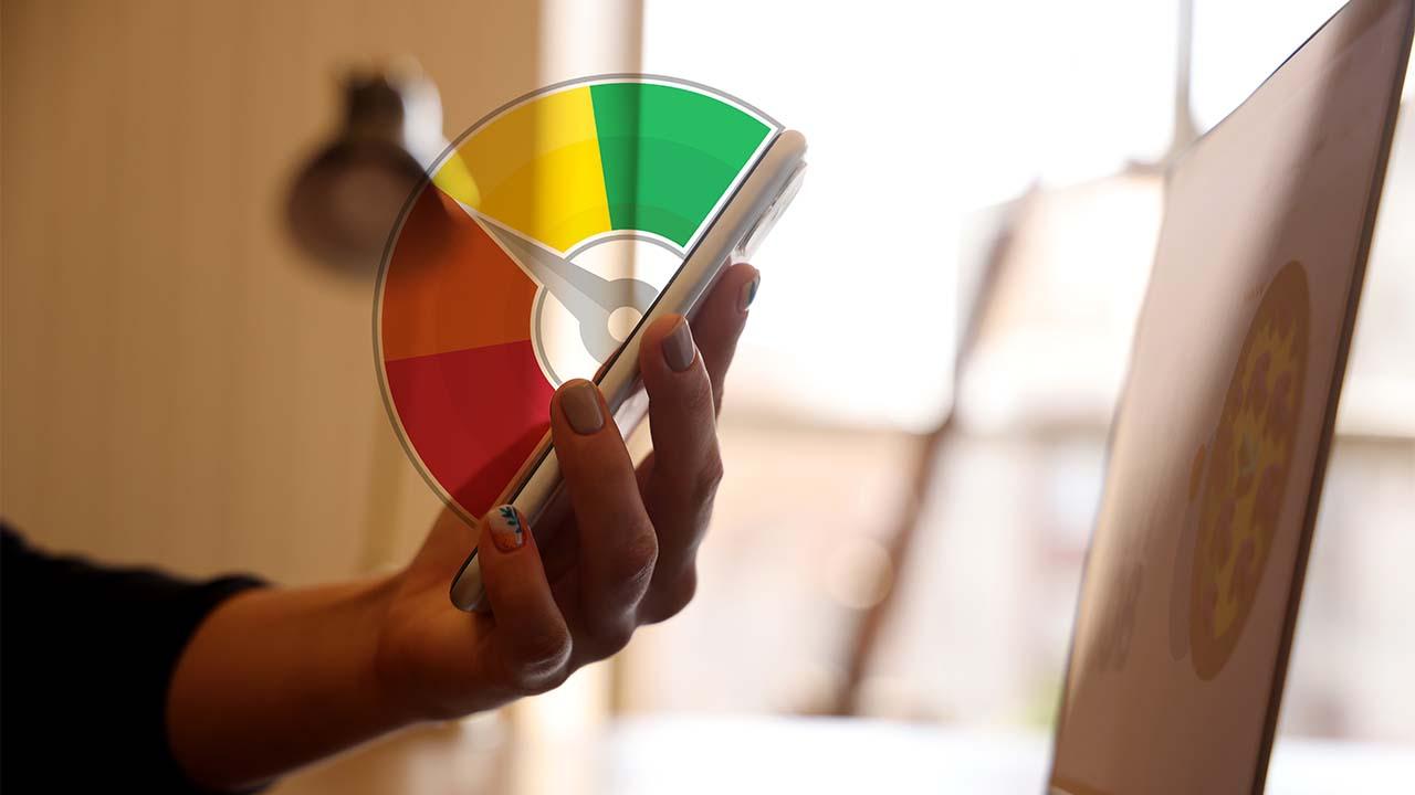 Pessoa checa o aumento de seu score de crédito na tela do celular