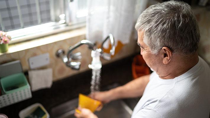 dicas de como economizar água no seu dia a dia e nos produtos que consome