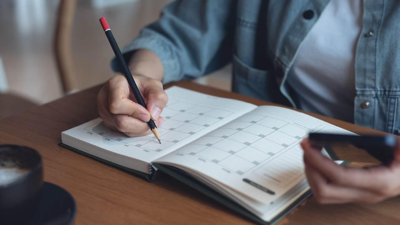 Um calendário financeiro é muito útil para organizar contas de início do ano, como IPTU, IPVA, escola e seguros