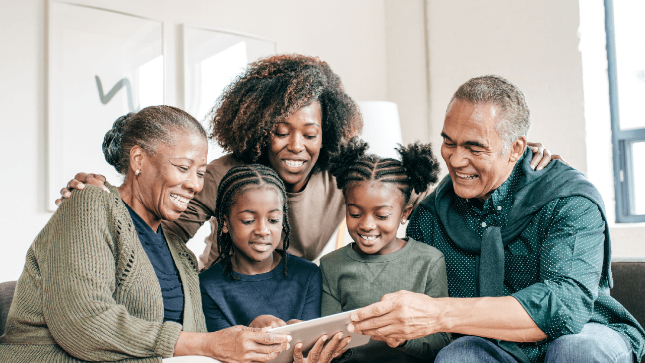 Conversar sobre dinheiro em família ajuda a alinhar prioridades e evitar conflitos