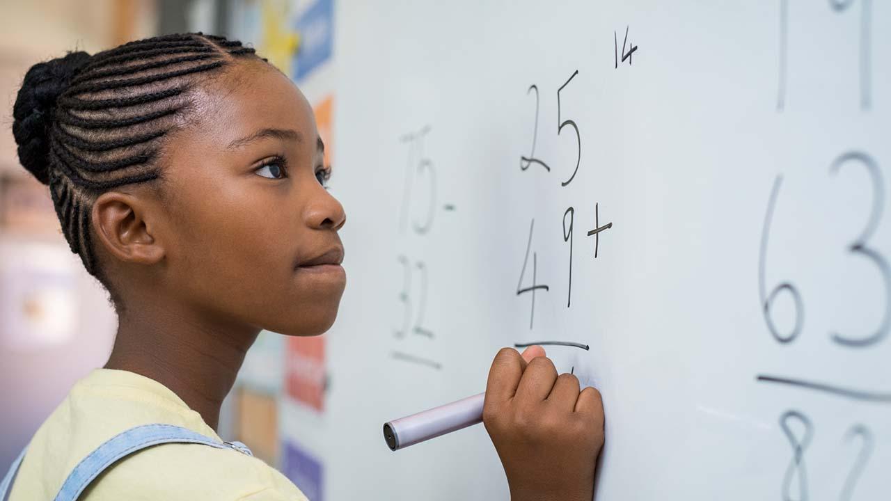 com educação financeira, pais podem ajudar as crianças a melhorar o aprendizado de ciências e matérias